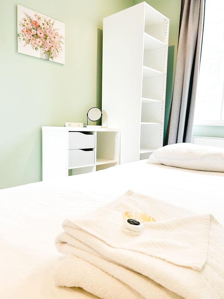 Hammersmith 2 Bedroom Flat River Thames - Tap to explore photos