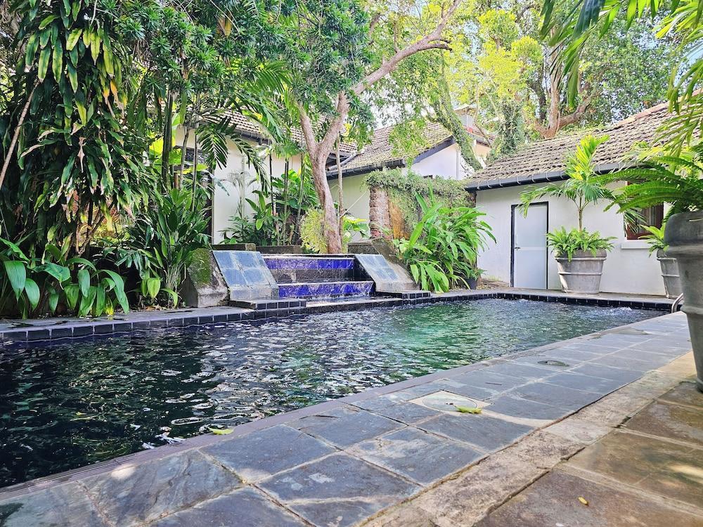 Havelock Place Bungalow - Tap to explore photos
