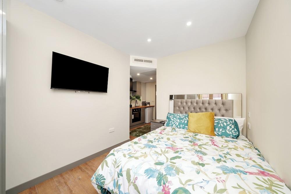 Hotel Apartment in Ilford - Tap to explore photos