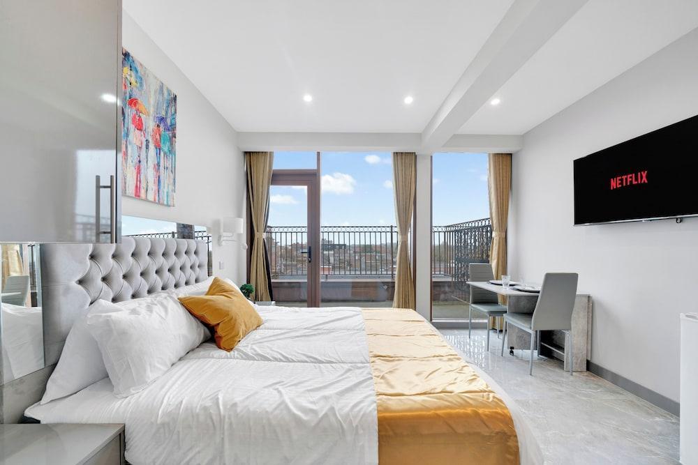 Hotel Studio Apartment in East London - Tap to explore photos