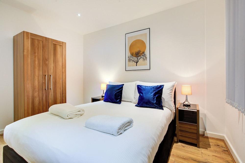 Hybrid Resi Greenwich - Tap to explore photos