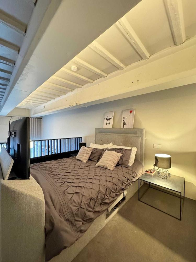 Industrial-chic 1BD Loft by the River Fulham!
