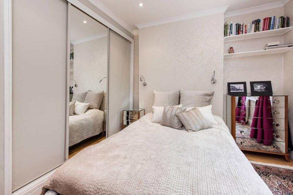 Inviting 1BD Hideaway Kensington Olympia!