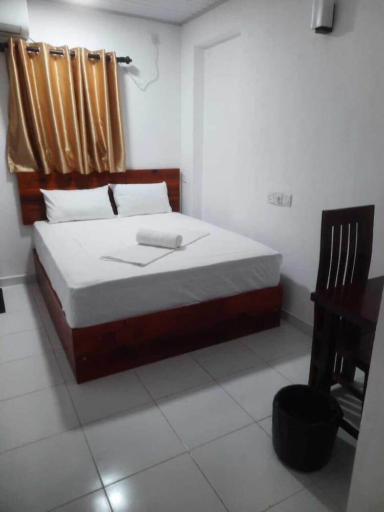 Island Inn Colombo00 - Tap to explore photos