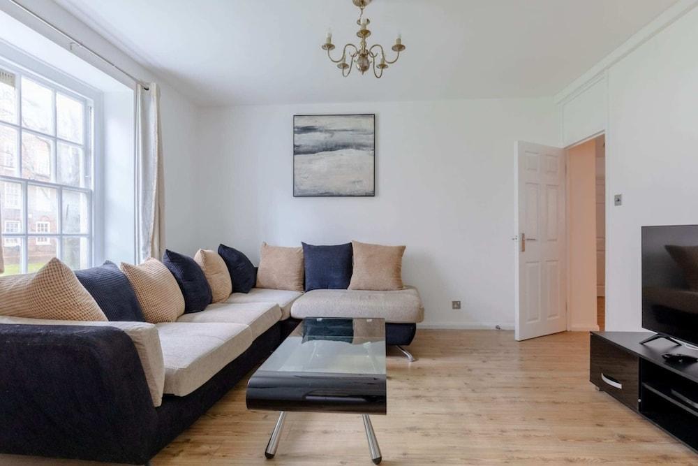 Inviting 2BD Flat 15 Minutes From Regents Park! - Tap to explore photos