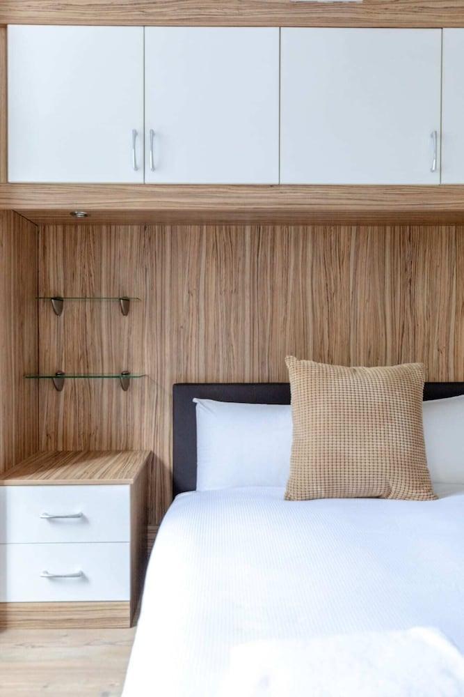 Inviting 2BD Flat 15 Minutes From Regents Park! - Tap to explore photos