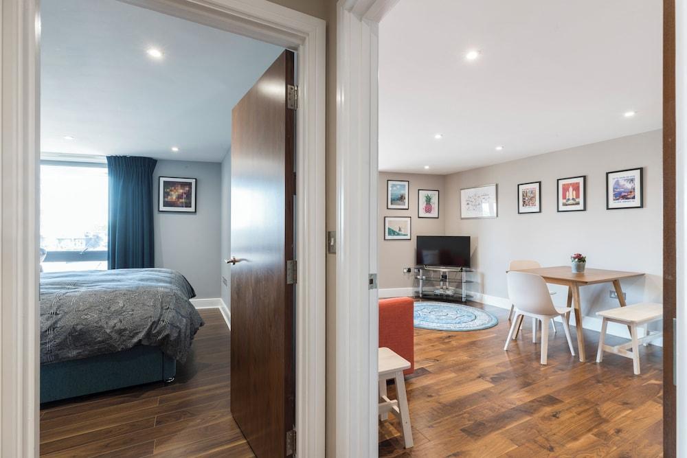 JOIVY Smart flat in Richmond - Tap to explore photos