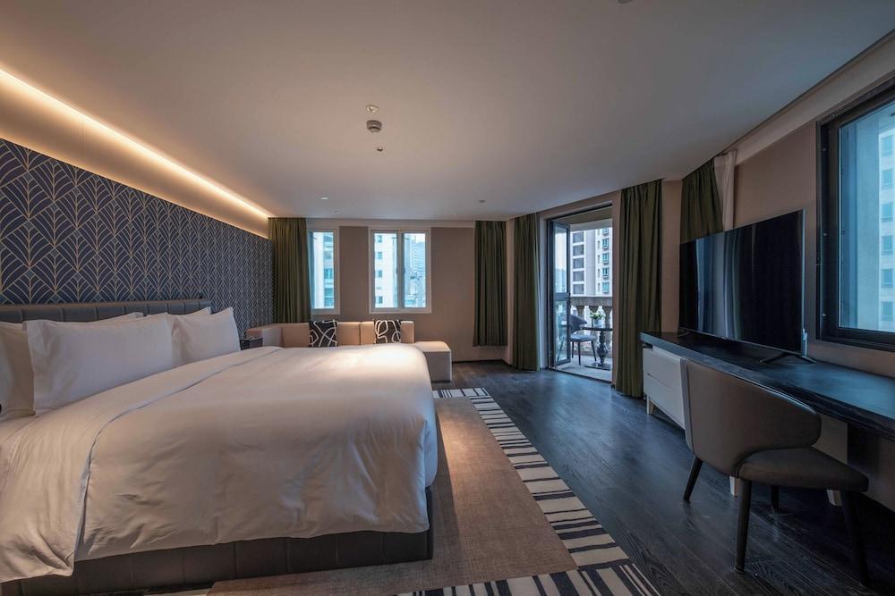 Jinglai Hotel Bushe Room Type - Designer Scarlett Suite