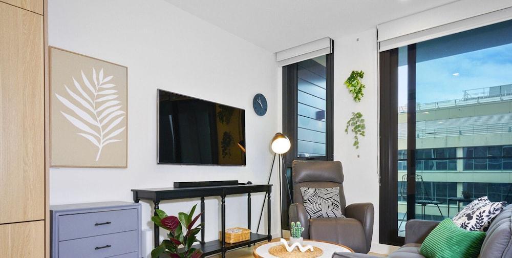 Kozyguru | Moonee Ponds | Modern 1 Bed Apt Parking - Tap to explore photos