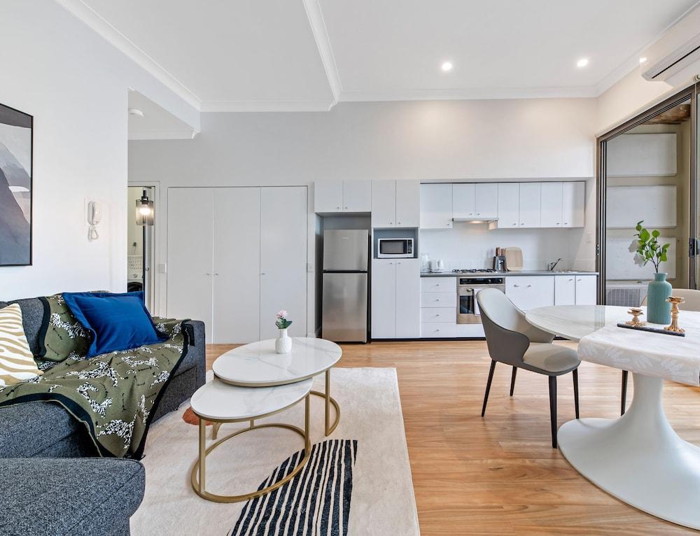 Kozyguru | Chippendale | Kozy Clean 1Bed Apt - Tap to explore photos