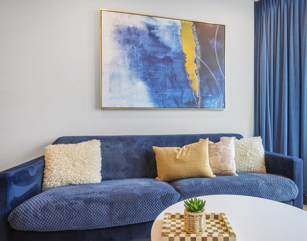 Kozyguru | Mel City 2-Bed Apt With Stunning Views - Tap to explore photos