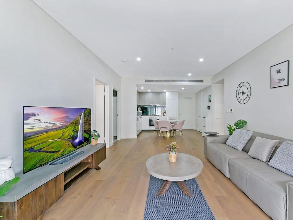 Kozyguru | Zetland | High Level 2Bed Apt & Parking - Tap to explore photos