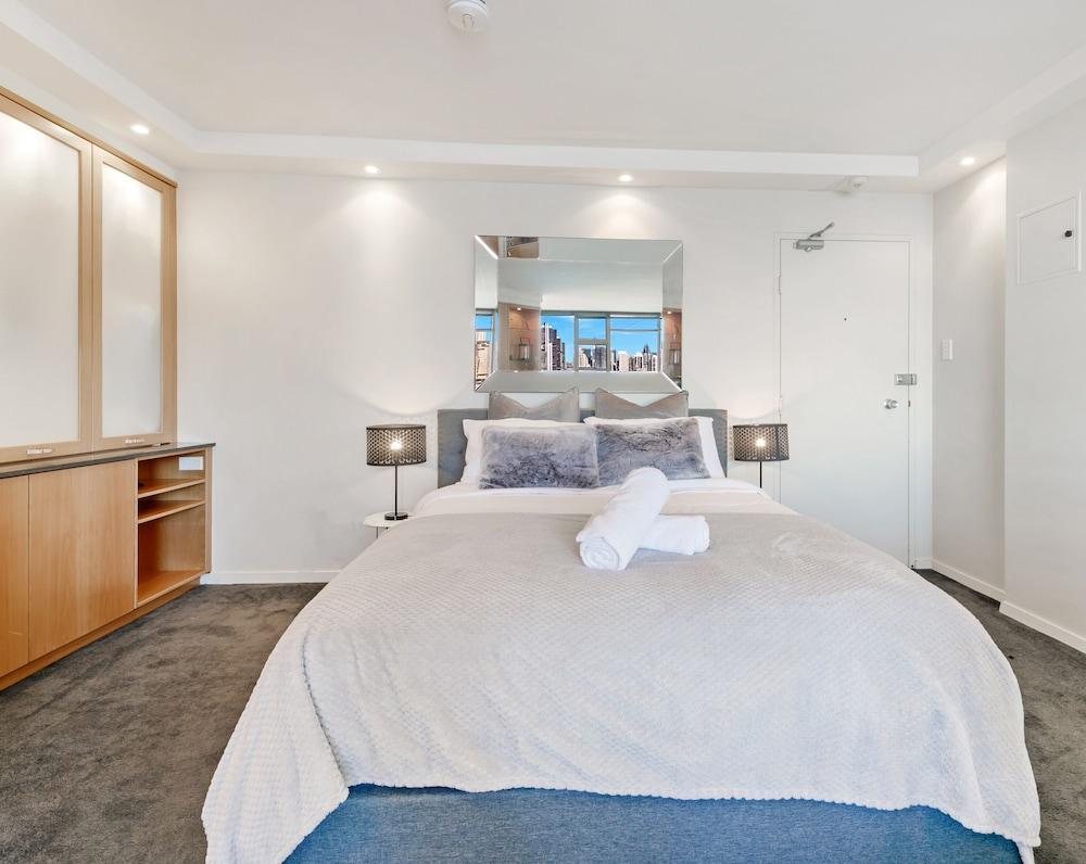 Kozyguru | Mcmahons Point | Opera House View