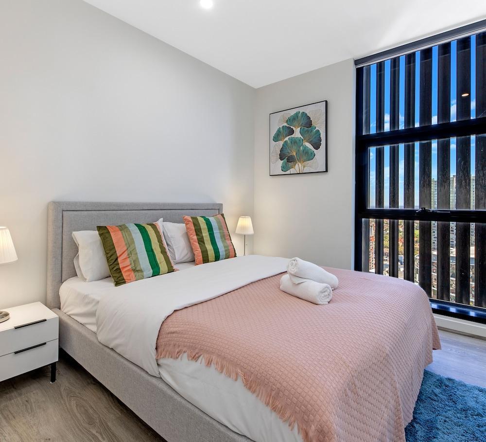 Kozyguru | Parramatta 2 Bed Apt With Parking - Tap to explore photos