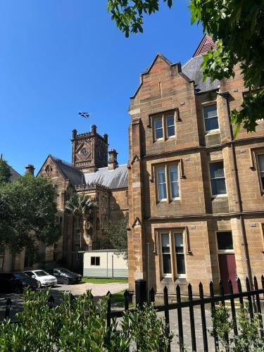 Kozyguru | Camperdown | Cozy 2-Bed Apt + Parking