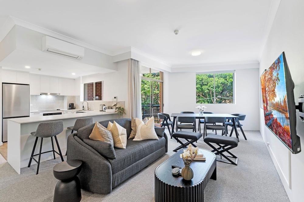 Kozyguru | Camperdown | Cozy 2-Bed Apt + Parking - Tap to explore photos
