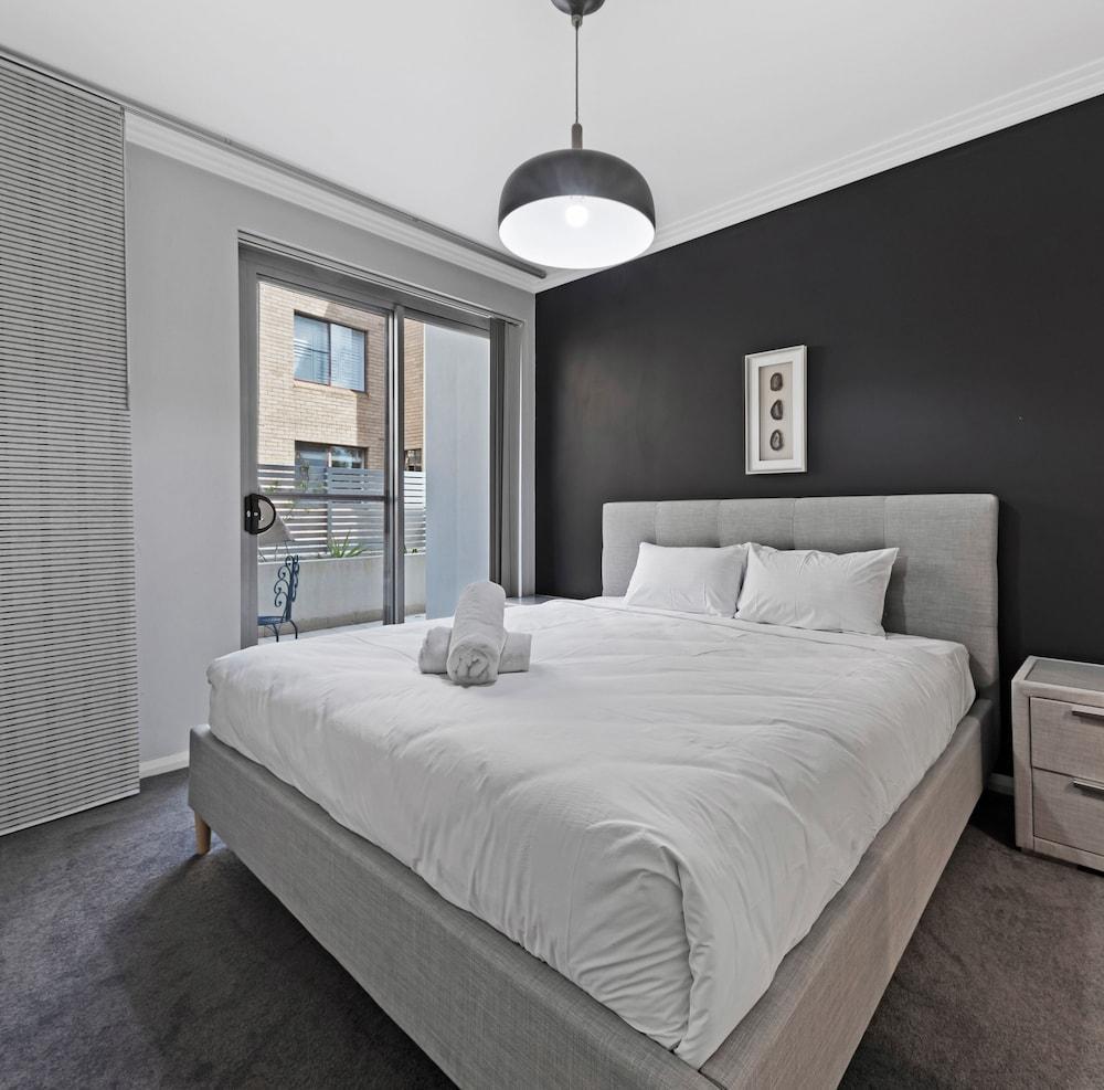 Kozyguru | Ryde | Cosy 2Bed Apt With Private Yard - Tap to explore photos