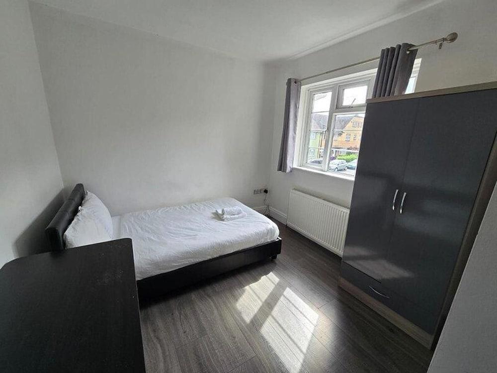 Limehouse En-suite With Garden View - Tap to explore photos