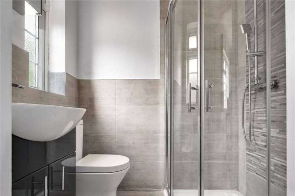 Limehouse En-suite With Garden View - Tap to explore photos