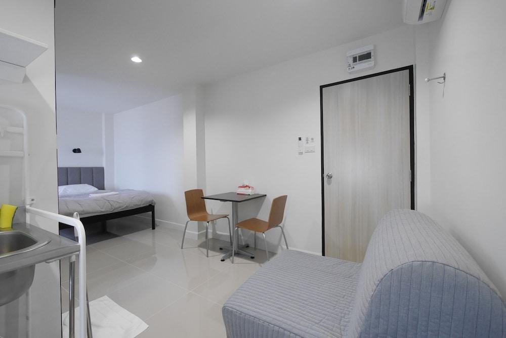Lee Home Bangkok Room Type - Single Room, Balcony, City View
