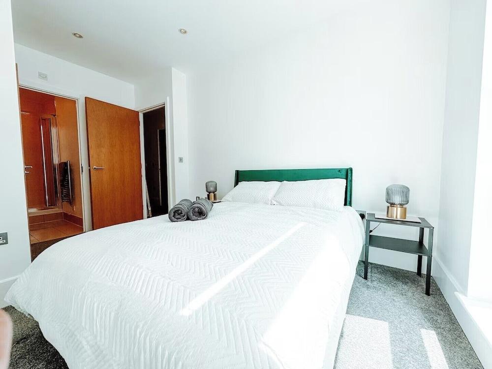 Londonaprt/sleeps6/gym/waterfront/wifi - Tap to explore photos