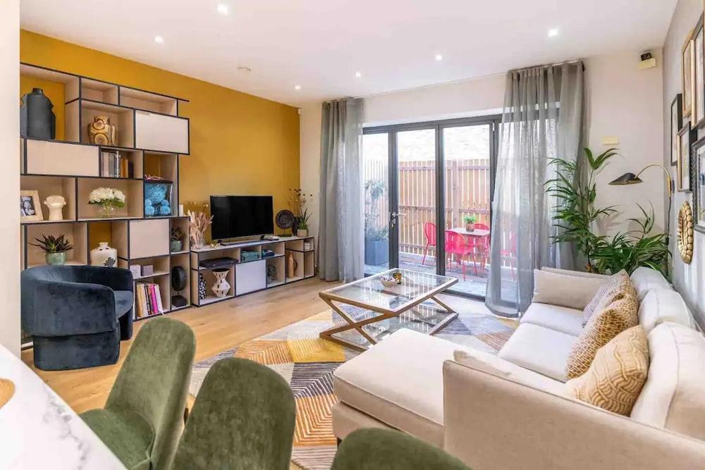 London Oasis - Spacious 4 Bedroom House - Tap to explore photos