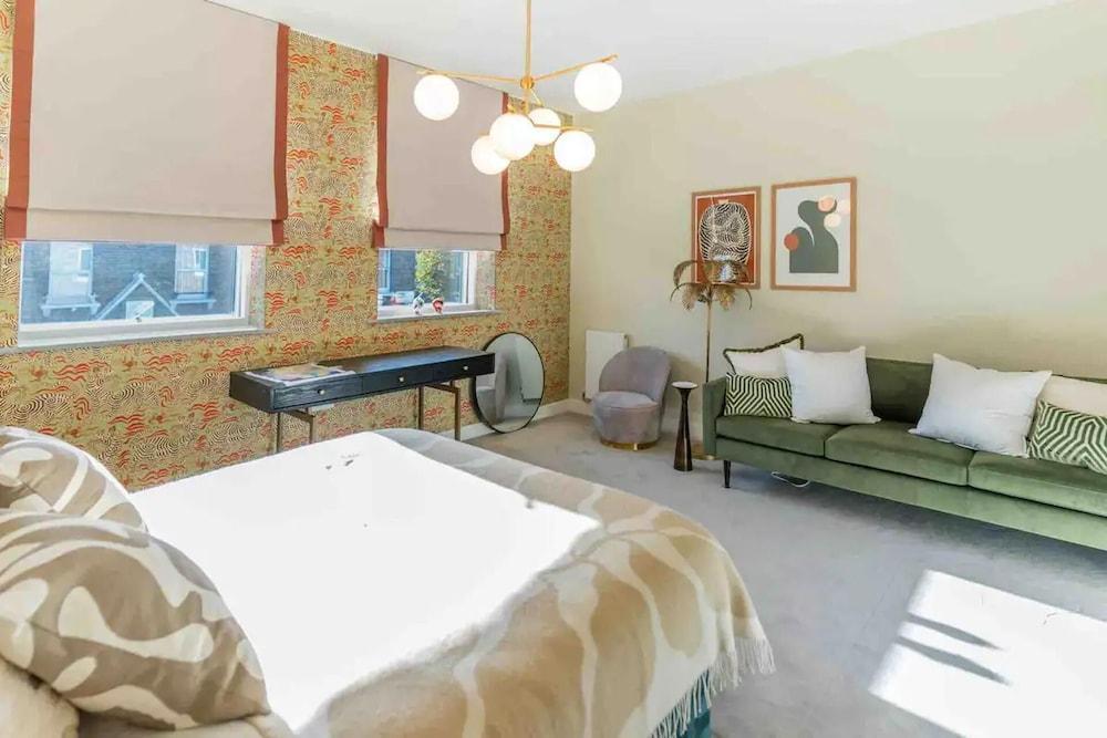 London Oasis - Spacious 4 Bedroom House - Tap to explore photos