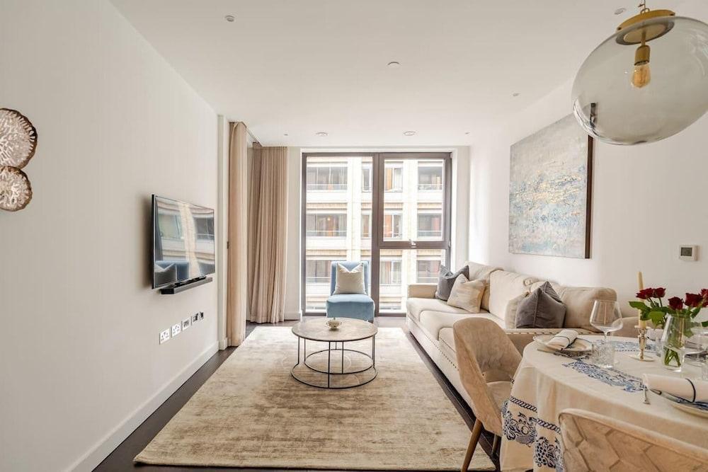 Luxury Riverfront Retreat in London - Tap to explore photos