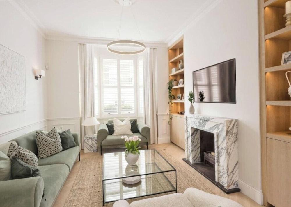 Luxury Shawfield Apartment in London - Tap to explore photos