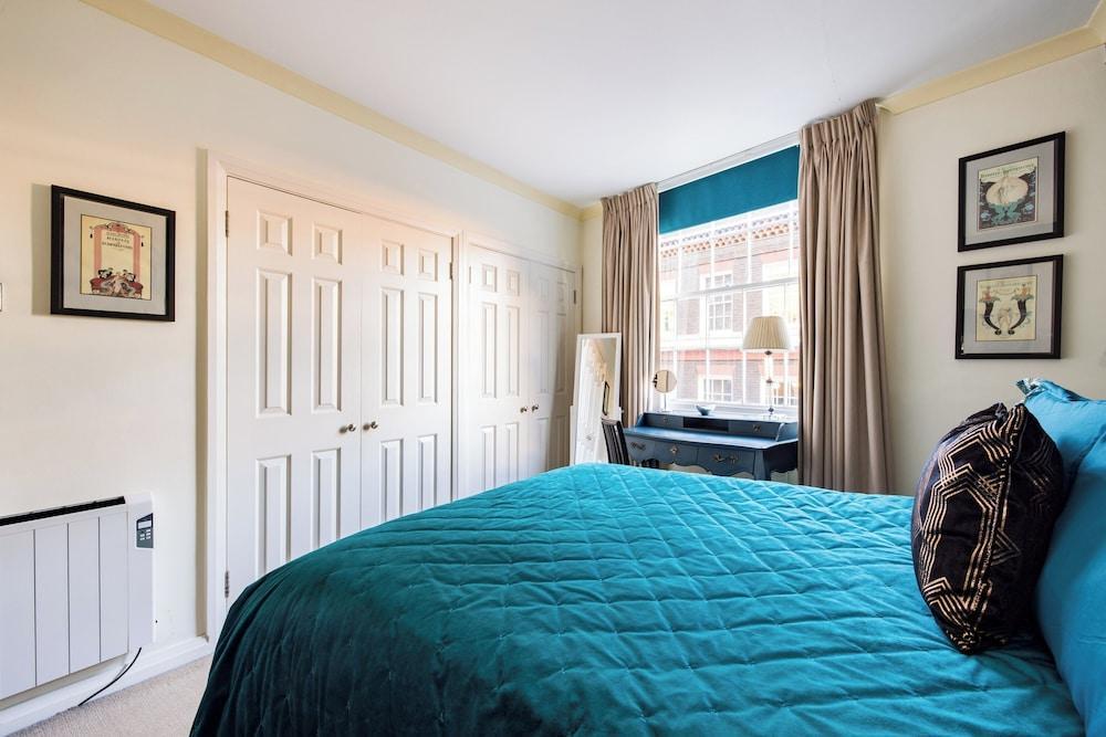 Mayfair 3-bed 5-guest Berkeley Square 1729 House - Tap to explore photos