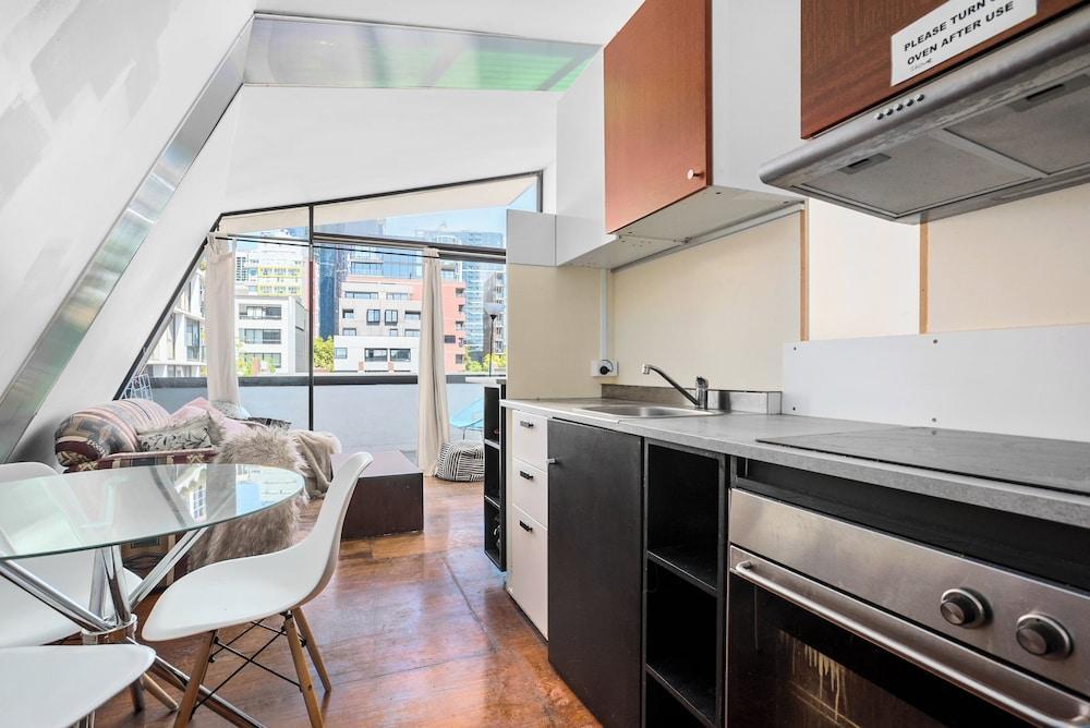Melbourne Skyline Suite CBD with views - Tap to explore photos