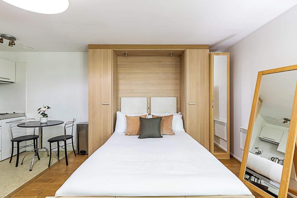 Modern Studio Apartment - St Georges Wharf - Tap to explore photos