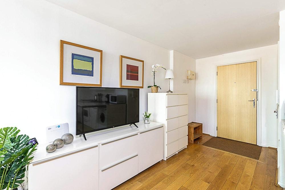 Modern Studio Apartment - St Georges Wharf - Tap to explore photos
