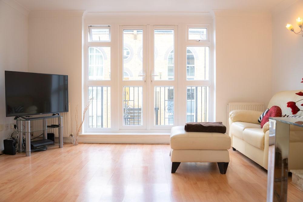 Modern Tower Bridge 2BR Town House - Tap to explore photos