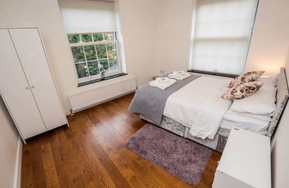 Modern London Apartment With 4 Bedrooms