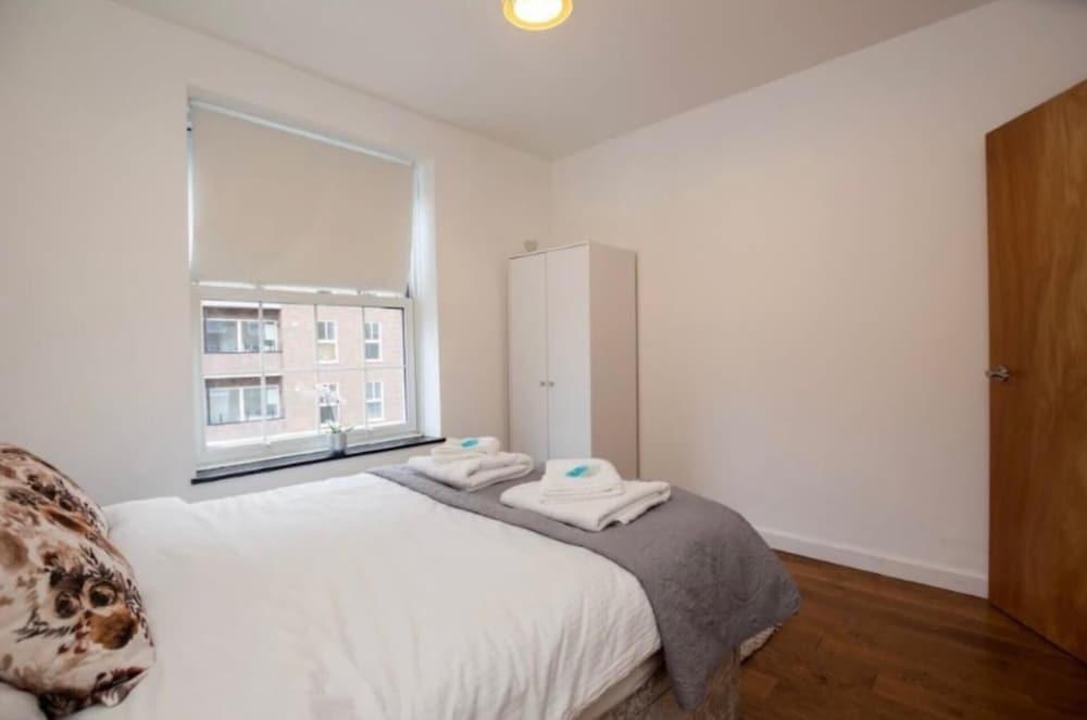 4 Bed Flat - Sleeps 10 - Pets - Parking - Tap to explore photos