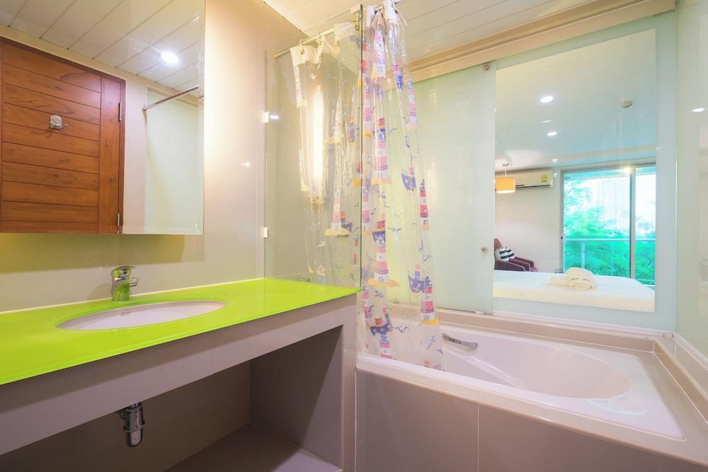 Nice Residence Bangkok Sukhumvit - Tap to explore photos