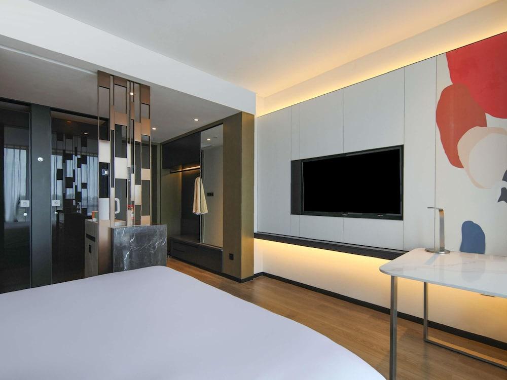 Novotel Shanghai Chuansha Room Type - Superior Room, 1 King Bed