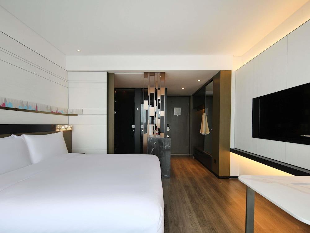 Novotel Shanghai Chuansha Room Type - Superior Room, 1 King Bed