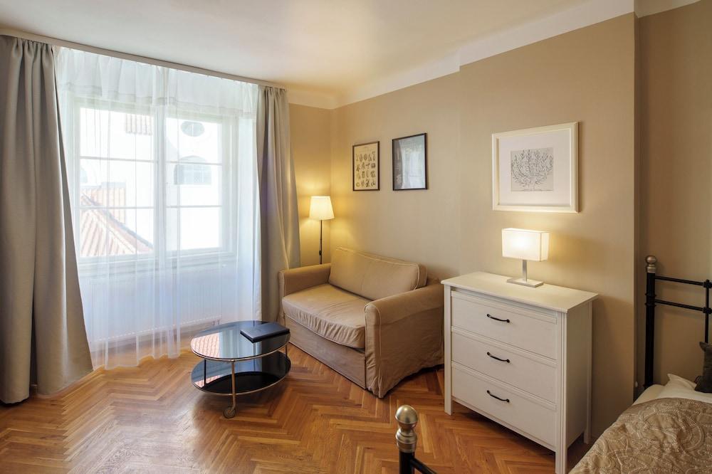 3 Bed Flat - Sleeps 12 - Wifi - Tap to explore photos