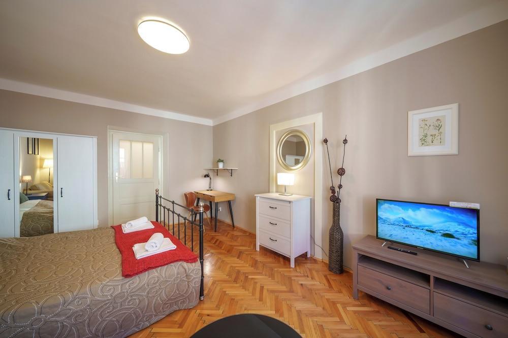 3 Bed Flat - Sleeps 12 - Wifi - Tap to explore photos