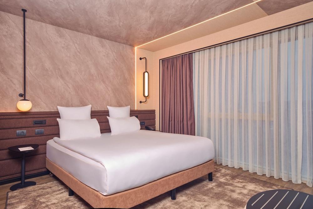 Novotel Istanbul Bomonti Room Type - Superior Room, 1 Double Bed