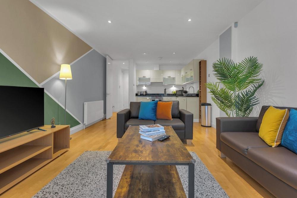 One Bed Serviced Apt in Farringdon - Tap to explore photos