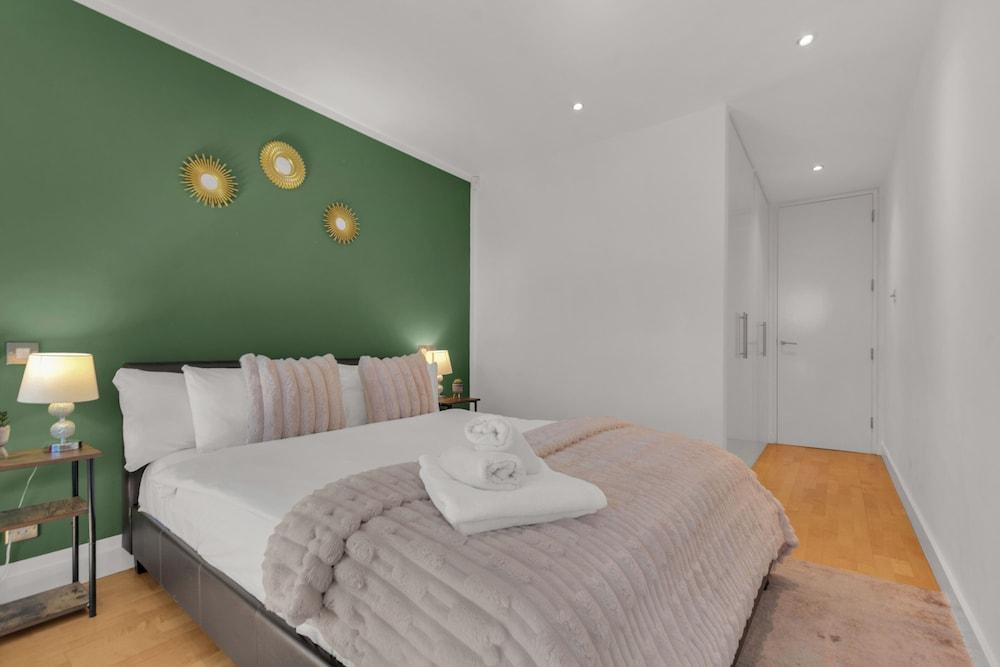 One Bed Serviced Apt in Farringdon - Tap to explore photos