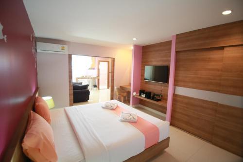 Pintree Service Apartment Pattaya - Tap to explore photos