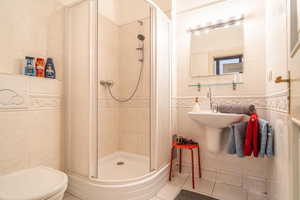 1 Bed Flat - Sleeps 4 - Pets - Wifi - Tap to explore photos