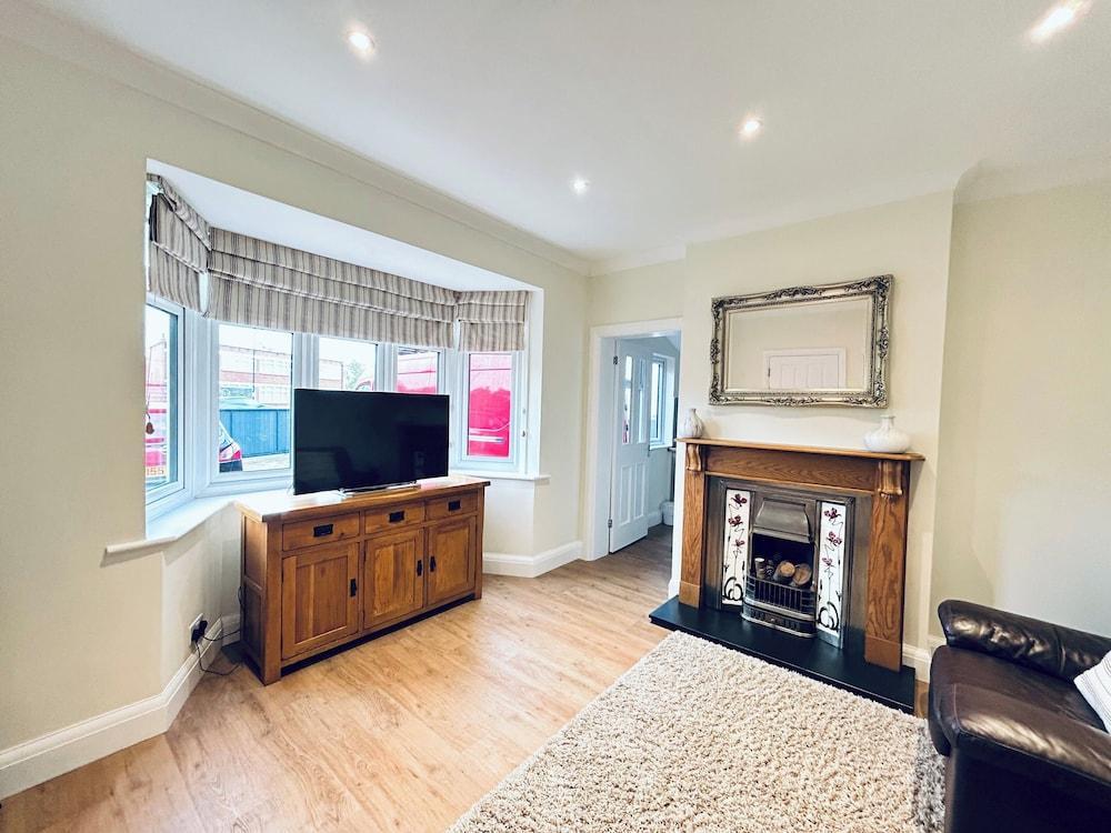 Refurb Private Suite - Wimbledon & Airport Access - Tap to explore photos