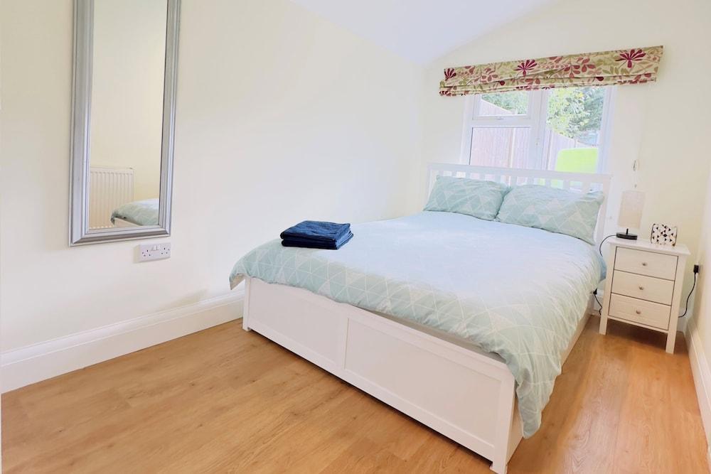 Refurb Private Suite - Wimbledon & Airport Access - Tap to explore photos