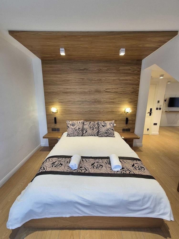 Rosemay Boutique Hotel Near Heathrow Airport Room Type - Executive Room, 1 Queen Bed