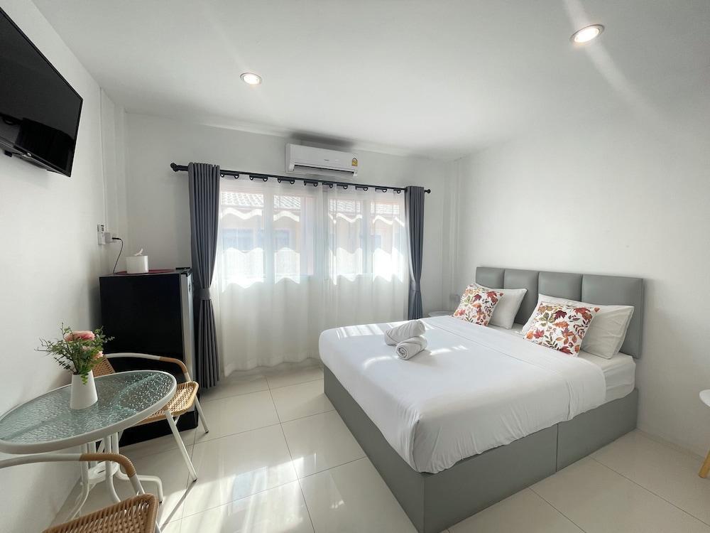 Royal BJ Hotel Room Type - Deluxe Double Room